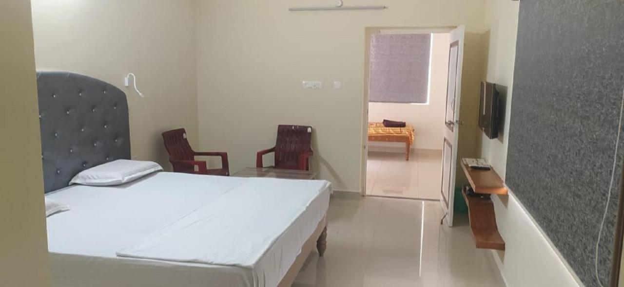 Srinivasa Hotel Tirupati Ngoại thất bức ảnh