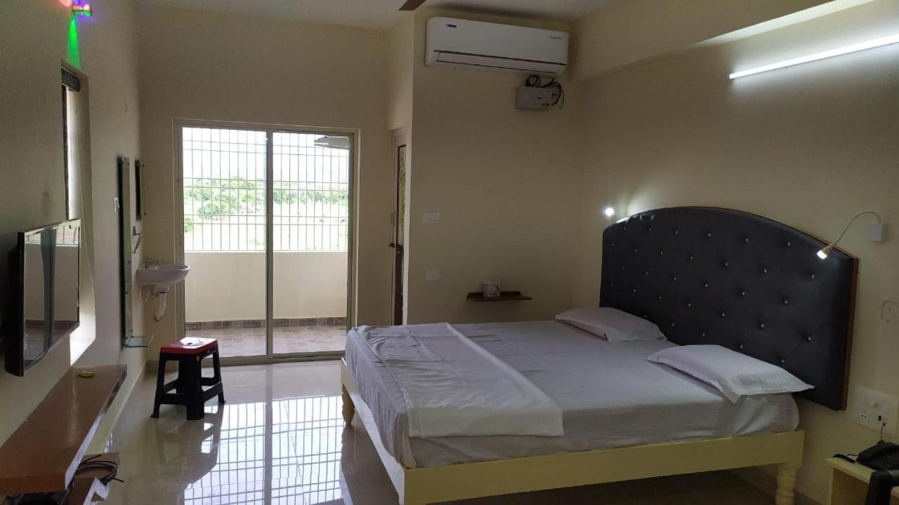 Srinivasa Hotel Tirupati Ngoại thất bức ảnh