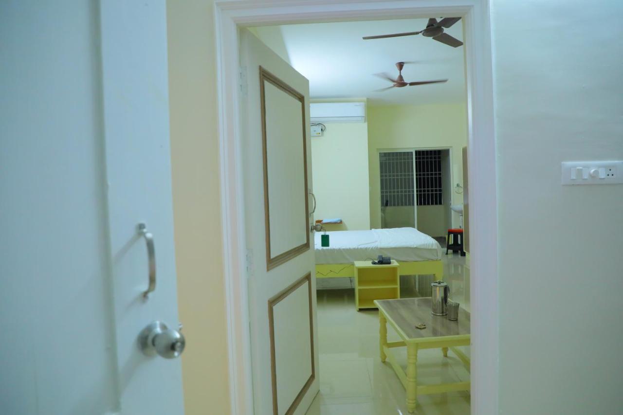Srinivasa Hotel Tirupati Ngoại thất bức ảnh