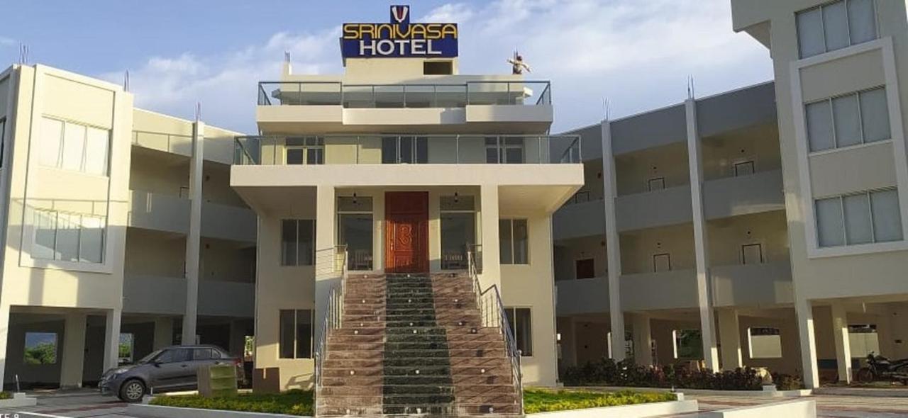 Srinivasa Hotel Tirupati Ngoại thất bức ảnh