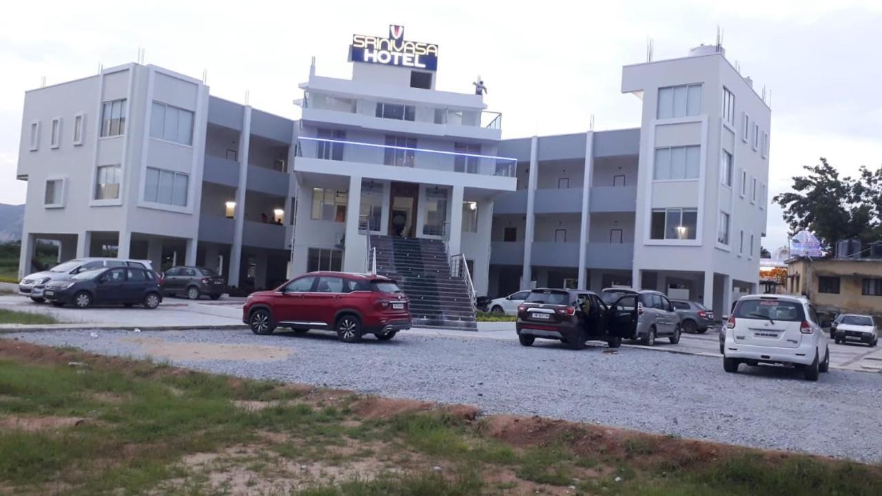 Srinivasa Hotel Tirupati Ngoại thất bức ảnh