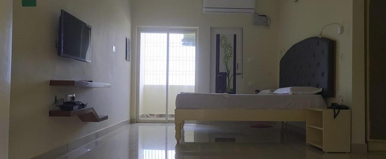 Srinivasa Hotel Tirupati Ngoại thất bức ảnh