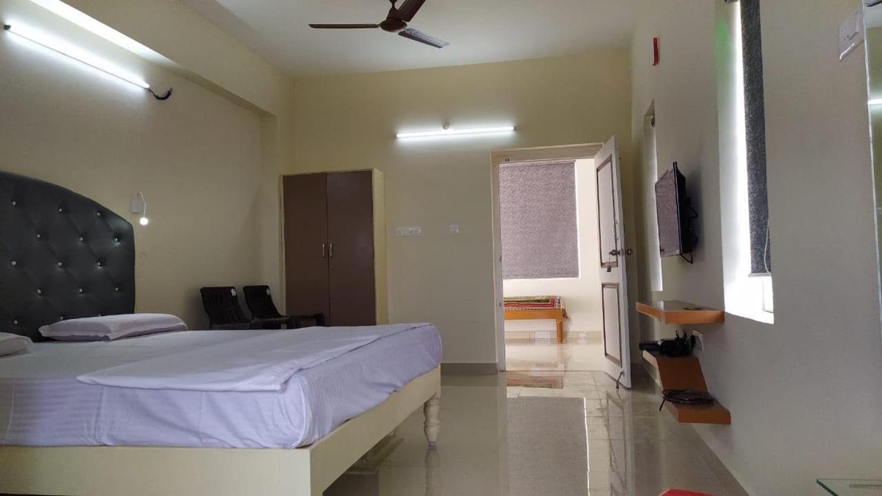 Srinivasa Hotel Tirupati Ngoại thất bức ảnh