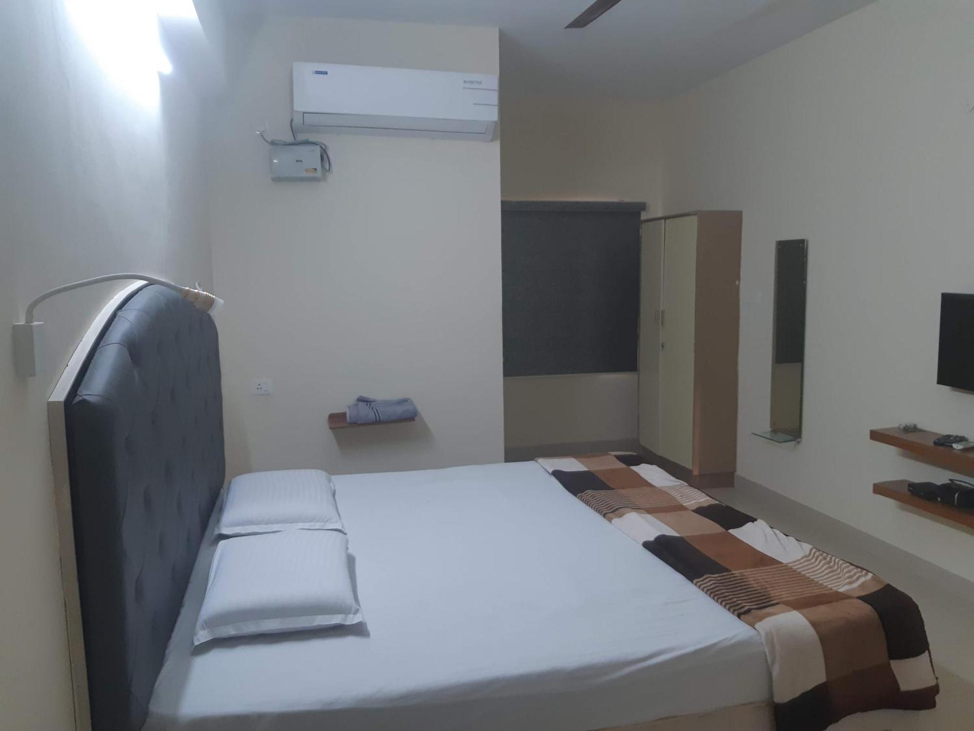 Srinivasa Hotel Tirupati Ngoại thất bức ảnh