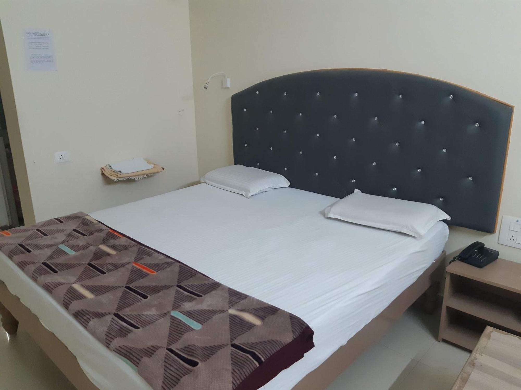 Srinivasa Hotel Tirupati Ngoại thất bức ảnh