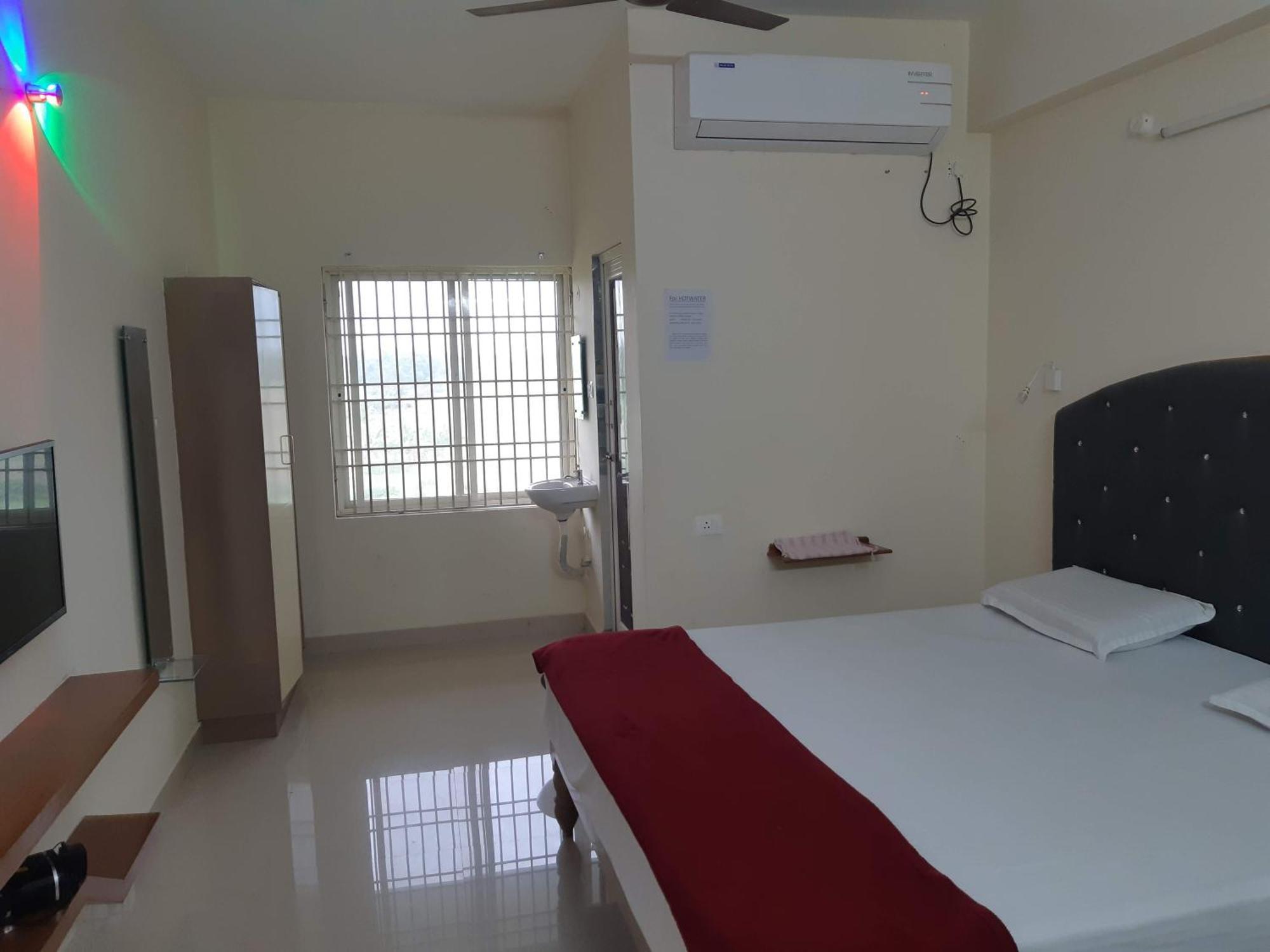 Srinivasa Hotel Tirupati Ngoại thất bức ảnh